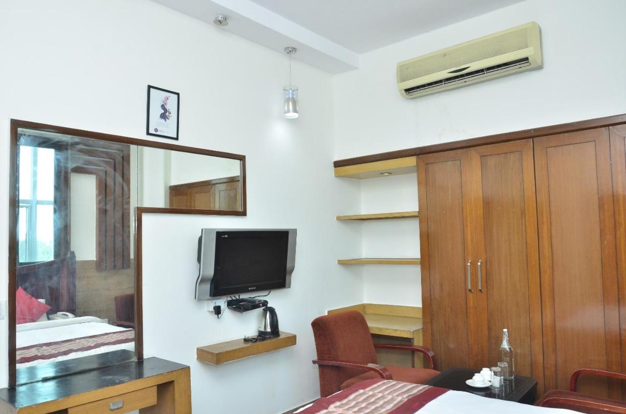 Ddr Hotel Residency Гургаон Экстерьер фото